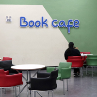 BookCafe 한테이블에 3~4개의 의자가 배치되어있으며 4개의 테이블이 위치해있다