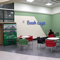 BookCafe 한테이블에 3~4개의 의자가 배치되어있으며 4개의 테이블이 위치해있다