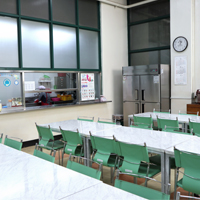 식당내부사진 식당에서 사람들이 줄을 서있다