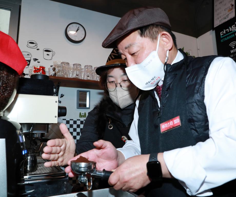 커피향 내뿜는 서철모 서구청장, 일일 바리스타 변신 이미지