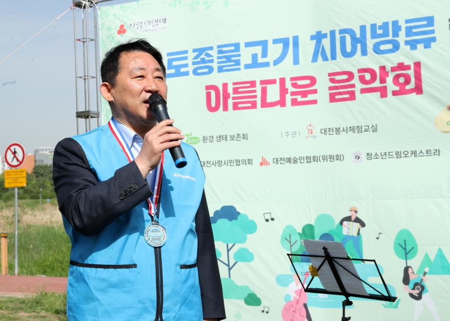 서철모 서구청장, 토종물고기 치어 3만 마리 방류 이미지