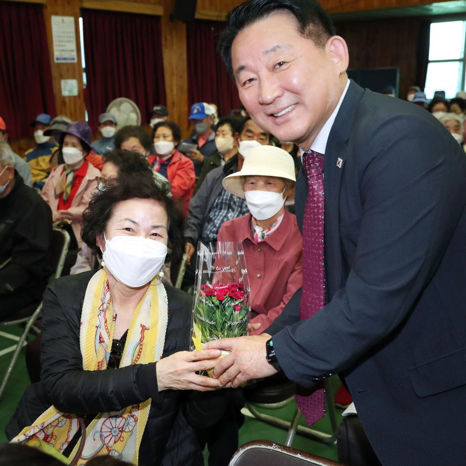 대전 서구, 감사와 사랑담은 카네이션 전달 이미지