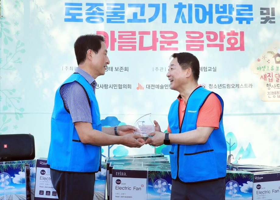 서철모 서구청장, 토종물고기 치어 방류 이미지