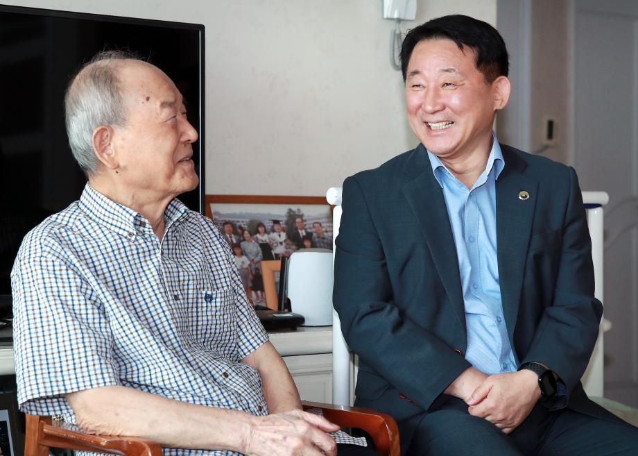 서철모 서구청장, 광복절 맞아 애국지사 유족 위문 이미지