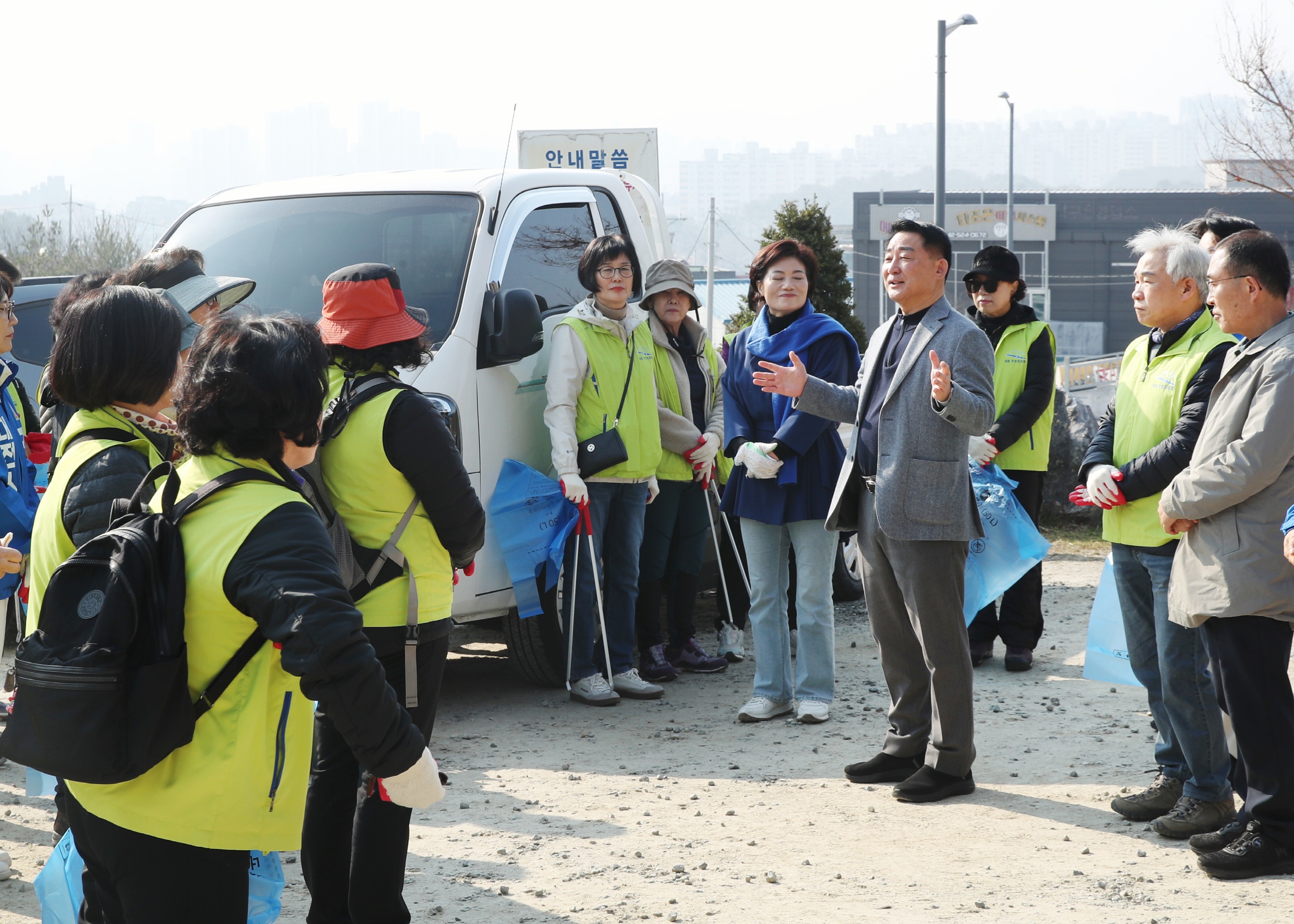 사진4-2) 서철모 서구청장이 21일 내동 환경정화 활동 참여자들에게 인사를 건네고 있다(1).JPG