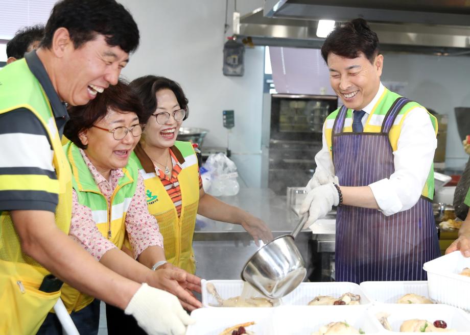 대전 서구 자원봉사협의회, 삼계탕 나눔으로 이웃사랑 실천 이미지
