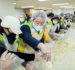 서구 자원봉사협의회, 설맞이 ‘사랑의 떡국떡 나누기’